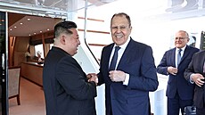 Ruský ministr zahranií Sergej Lavrov si potásá ruskou s vdcem KLDR Kim...