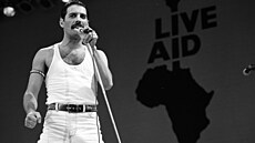 Freddie Mercury a kapela Queen odehráli na akci Live Aid ve Wembley jeden ze...