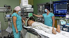 P�ístroj na masá� srdce, p�edvád�ný na figurín� ve Fakultní nemocnici Brno....