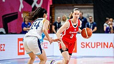 �eská basketbalistka Anna B�lá�ová (v �erveném) b�hem zápasu proti Argentin� na...