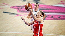 eská basketbalistka Emilie Brzoová (v erveném) v utkání proti Argentin na...