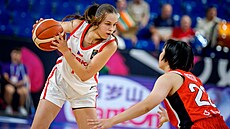 eská reprezentantka Emilie Brzoová najídí do japonské obrany v zápase MS do...
