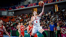 eská reprezentantka Julie Pilaová stílí na ko Japonska v zápase MS do 19...