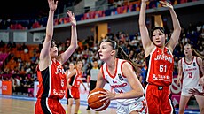 eská reprezentantka Marie Hamzová (v bílém) bojuje s obranou Japonska v utkání...