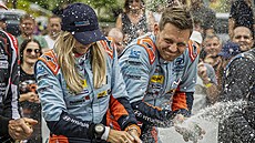 Vít�zná posádka Rallye Bohemia: Simon Wagner a Hanna Ostlenderová.