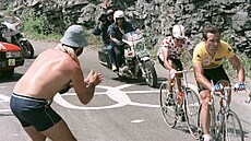 Francouzský cyklista Bernard Hinault ve lutém trikotu  pedjídí Kolumbijce...