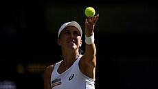 výcarská tenistka Belinda Bencicová podává v semifinále Wimbledonu.