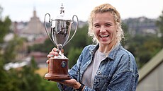 Kateina Siniaková v Praze pózuje s trofejí pro vítzku smíené tyhry ve...