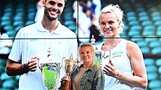 Kateina Siniaková v Praze pózuje s trofejí pro vítzku smíené tyhry ve...