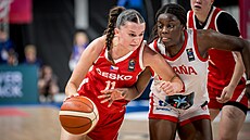 Marie Hamzová bojuje bhem utkání se panlskem na mistrovství svta hráek do...