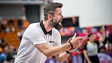 Trenér Viktor Prua bhem utkání se panlskem na mistrovství svta hráek do...