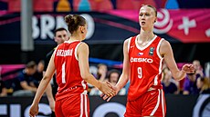Emilie Brzoová a Tereza Pavelcová bhem osmifinále s Francií na mistrovství...