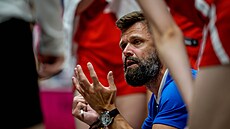 Trenér Viktor Prua bhem osmifinále s Francií na mistrovství svta hráek do...