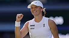 Iga �wiateková slaví postup do finále Wimbledonu.