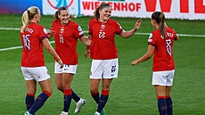 Norské fotbalistky slaví gól proti Islandu na Euru.