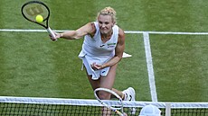 Kate�ina Siniaková ve finále smí�ené �ty�hry ve Wimbledonu.