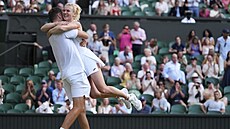 Sem Verbeek a Kateina Siniaková slaví výhru ve smíené tyhe ve Wimbledonu.