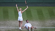 Sem Verbeek a Kateina Siniaková slaví triumf ve smíené tyhe ve Wimbledonu.
