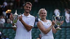 Sem Verbeek a Kateina Siniaková pózují s trofejemi pro vítze smíené tyhry...