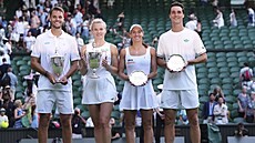 Finalisté smíené tyhry ve Wimbledonu: Zleva Sem Verbeek, Kateina Siniaková,...