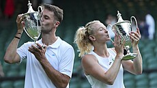 Sem Verbeek a Kateina Siniaková líbají trofeje pro vítze smíené tyhry ve...