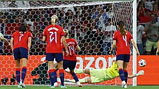 Ada Hegerbergová z Norska zahazuje penaltu bhem tvrtfinále Eura s Itálií.