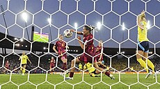 Nmecká fotbalistka Carlotta Wamserová hraje rukou v pokutovém území bhem...