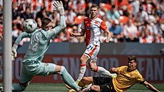 David Doudra ze Slavie Praha skóruje v pípravném utkání proti Dynamu Dráany.