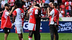 El Hadji Malick Diouf ze Slavie Praha se louí s trenérem Jindichem...