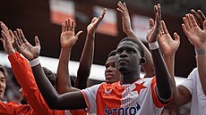El Hadji Malick Diouf ze Slavie Praha se louí s fanouky po pípravném utkání...