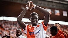 El Hadji Malick Diouf ze Slavie Praha se louí s fanouky po pípravném utkání...