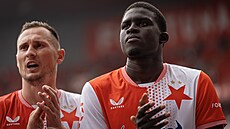 El Hadji Malick Diouf ze Slavie Praha se louí s fanouky po pípravném utkání...