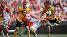 tpán Chaloupek ze Slavie Praha bojuje o mí v pípravném utkání proti Dynamu...