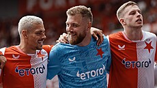 Jindich Stank (uprosted) ze Slavie Praha slaví výhru v pípravném utkání...