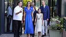 Princezna Kate, princezna Charlotte a princ William p�icházejí na záv�re�ný den...
