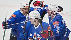 Alexandr Ovekin, Artmij Panarin a Andrej Svenikov se radují z gólu výbru...