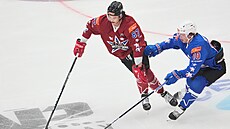 Artmij Panarin (vpravo) v dresu výbru ruských hvzd z NHL bojuje o puk s...
