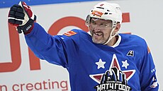 Alexandr Ovekin v dresu výbru ruských hvzd z NHL v charitativním utkání...