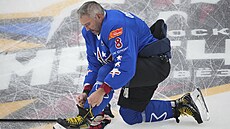 Alexandr Ovekin v dresu výbru ruských hvzd z NHL v charitativním utkání...