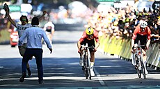 Jonas Abrahamsen (uprosted) vítzí v 11. etap Tour de France. Dojezd naruil...