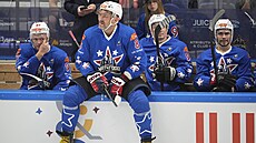 Alexandr Ovekin v dresu výbru ruských hvzd z NHL v charitativním utkání...