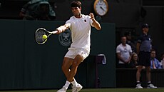 Carlos Alcaraz odehrává mí�ek ve finále dvouhry ve Wimbledonu.