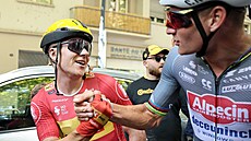 Vítz 11. etapy na Tour de France Jonas Abrahamsen pijímá gratulaci od tetího...