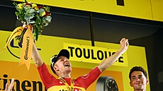 Vítz 11. etapy na Tour de France Jonas Abrahamsen slaví triumf.