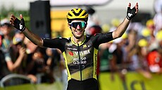 Simon Yates slaví výhru v desáté etap Tour de France.
