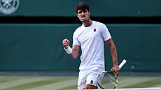 Carlos Alcaraz slaví úsp�ný úder ve finále mu�ské dvouhry ve Wimbledonu.