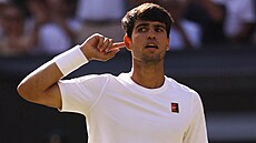 Carlos Alcaraz slaví zisk prvního setu ve finále mu�ské dvouhry ve Wimbledonu.