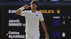 Carlos Alcaraz slaví zisk prvního setu ve finále mu�ské dvouhry ve Wimbledonu.