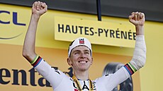 Tadej Pogaar slaví triumf ve 12. etap Tour de France na Hautacamu.