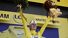 Tadej Pogaar získává opt lutý dres po triumfu ve 12. etap Tour de France.